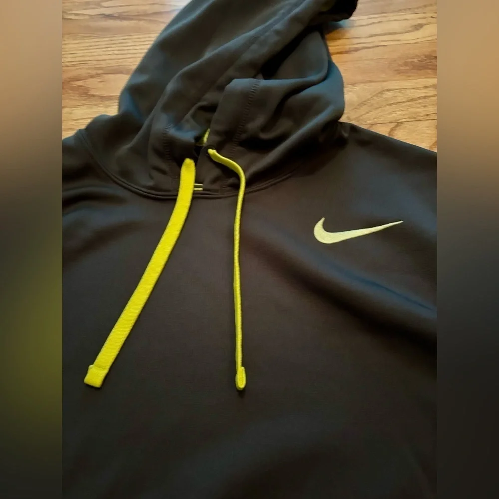 Nike THERMA-Fit Hoodie Medium. Gray with Neon Yellow accents